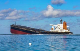 Тонни нафти розтікаються морем: в Індійському океані танкер розколовся навпіл