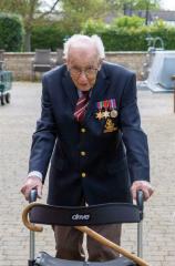 У Британії 99-річний ветеран зібрав більше 8 млн євро на допомогу медикам